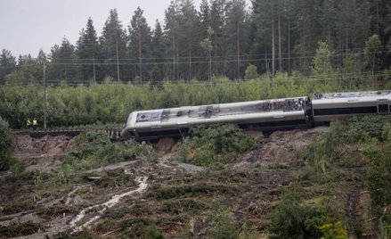 Pociąg wykoleił się w Szwecji w wyniku podmycia nasypu kolejowego przez ulewny deszcz