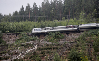 Pociąg wykoleił się w Szwecji w wyniku podmycia nasypu kolejowego przez ulewny deszcz