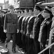Gen. Charles de Gaulle, już jako przywódca Wolnych Francuzów, w czasie inspekcji załogi niszczyciela