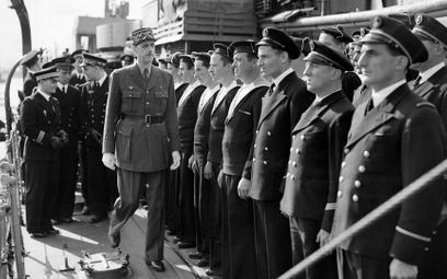 Gen. Charles de Gaulle, już jako przywódca Wolnych Francuzów, w czasie inspekcji załogi niszczyciela