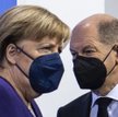 Ustępująca kanclerz Niemiec Angela Merkel i jej następca Olaf Scholz