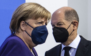 Ustępująca kanclerz Niemiec Angela Merkel i jej następca Olaf Scholz