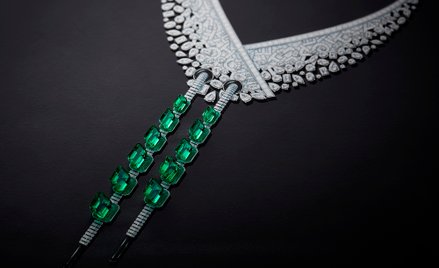 Białe złoto, platyna, diamenty i szmaragdy – to najkrótszy opis naszyjnika „Sweater” marki Chanel, k