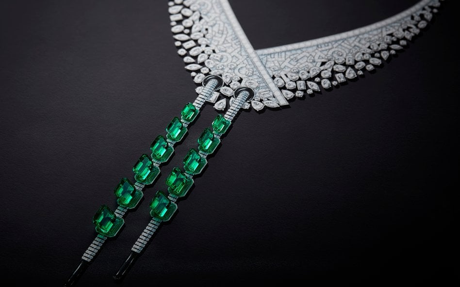 Białe złoto, platyna, diamenty i szmaragdy – to najkrótszy opis naszyjnika „Sweater” marki Chanel, k