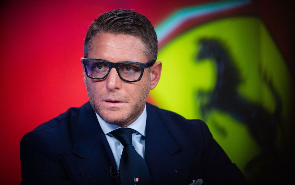 Lapo Elkann jest młodszym bratem Johna Elkanna, obecnie prezesa koncernu motoryzacyjnego Stellantis,