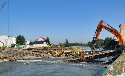 Prace w Głuchołazach nad przywróceniem przepraw przez rzekę Białą Głuchołaską, 20 września