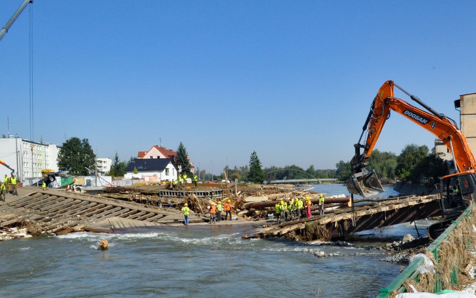 Prace w Głuchołazach nad przywróceniem przepraw przez rzekę Białą Głuchołaską, 20 września