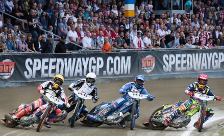 Faworyt gorzowskich kibiców Bartosz Zmarzlik (kask niebieski) zajął czwarte miejsce