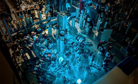 Układ eksperymentalny sterujący kwantową anteną radiową. Fot. Michał Parniak, Uniwersytet Warszawski