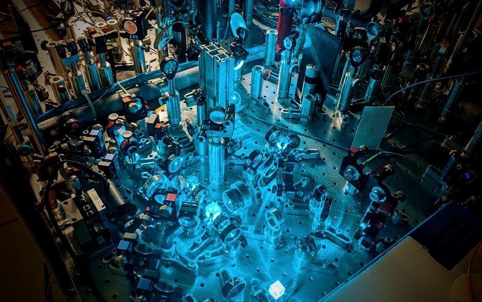 Układ eksperymentalny sterujący kwantową anteną radiową. Fot. Michał Parniak, Uniwersytet Warszawski