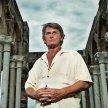 Mike Oldfield na tle antycznej kolumnady. Jego monumentalny dorobek dzieli się na płytową sagę „Tubu
