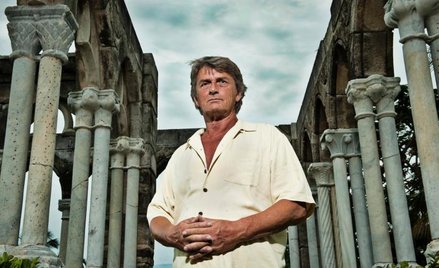 Mike Oldfield na tle antycznej kolumnady. Jego monumentalny dorobek dzieli się na płytową sagę „Tubu