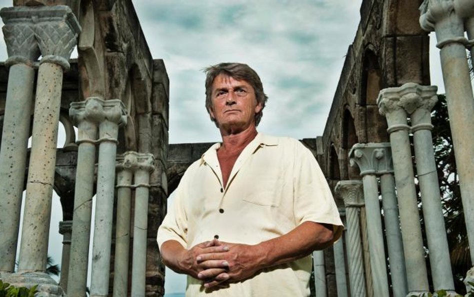 Mike Oldfield na tle antycznej kolumnady. Jego monumentalny dorobek dzieli się na płytową sagę „Tubu