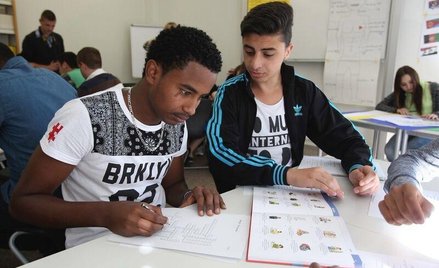 Wielu uchodźców stara się opanować język niemiecki przy pomocy uczniów lokalnych szkół