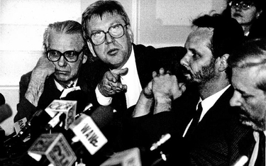 Panowie Rada (Radiofonii i Telewizji) w roku 1994. Od lewej: Boleslaw Sulik, Marek Markiewicz, Andrz