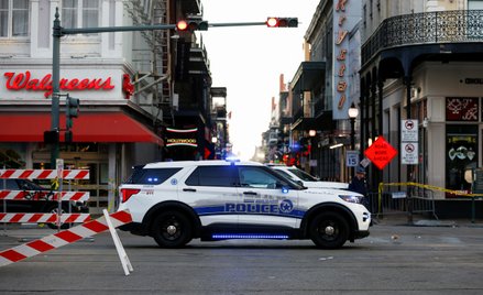 Policyjny radiowóz blokuje wjazd na miejsce zamachu w Nowym Orleanie