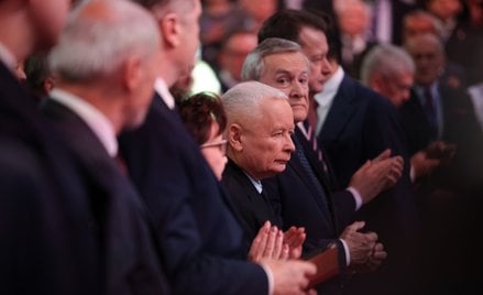 Prezes PiS Jarosław Kaczyński (C) podczas wystąpienia programowego w trakcie konwencji programowej P