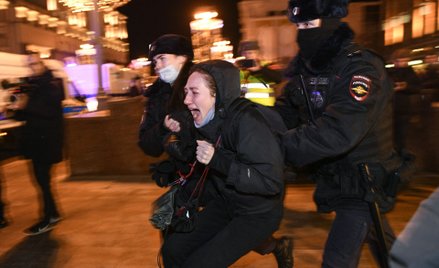 Zatrzymanie uczestniczki antywojennego protestu w Moskwie