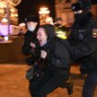 Zatrzymanie uczestniczki antywojennego protestu w Moskwie