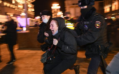 Zatrzymanie uczestniczki antywojennego protestu w Moskwie