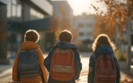 Radni za kontrolą plecaków i szafek uczniowskich. To efekt groźnych ataków
