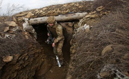 Ukraiński żołnierz w okopach w obwodzie ługańskim
