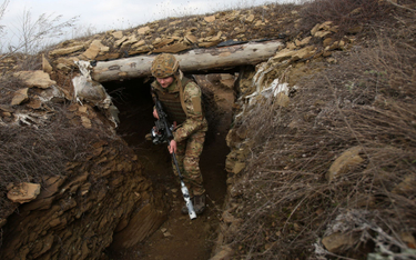 Ukraiński żołnierz w okopach w obwodzie ługańskim