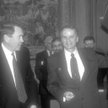Grzegorz W. Kołodko trzyma akt podpisania członkostwa Polski w OECD, 11 lipca 1996 r. Po lewej sekre