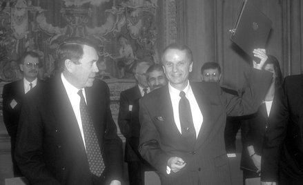 Grzegorz W. Kołodko trzyma akt podpisania członkostwa Polski w OECD, 11 lipca 1996 r. Po lewej sekre