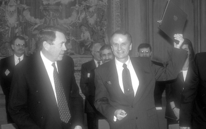 Grzegorz W. Kołodko trzyma akt podpisania członkostwa Polski w OECD, 11 lipca 1996 r. Po lewej sekre