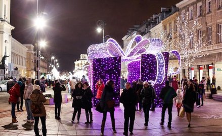 Zdjęcia na tle np. błyszczącej paczki świątecznej w pobliżu pomnika Kopernika to już niemal obowiązk