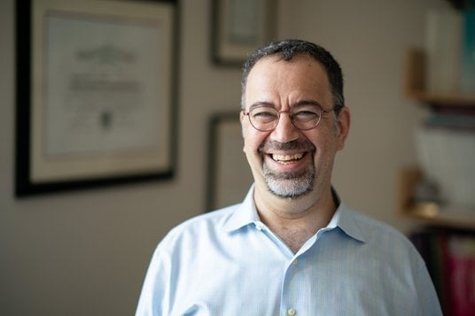 Daron Acemoglu, laureat Nagrody Nobla, zajmuje się relacjami między polityką, technologią a wzrostem