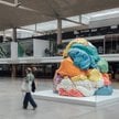 Rzeźba Play-Doh autorstwa Jeffa Koonsa w Paryżu w 2023 roku. Ciastolina stała się czymś więcej niż z