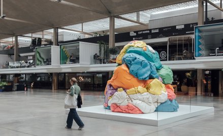 Rzeźba Play-Doh autorstwa Jeffa Koonsa w Paryżu w 2023 roku. Ciastolina stała się czymś więcej niż z