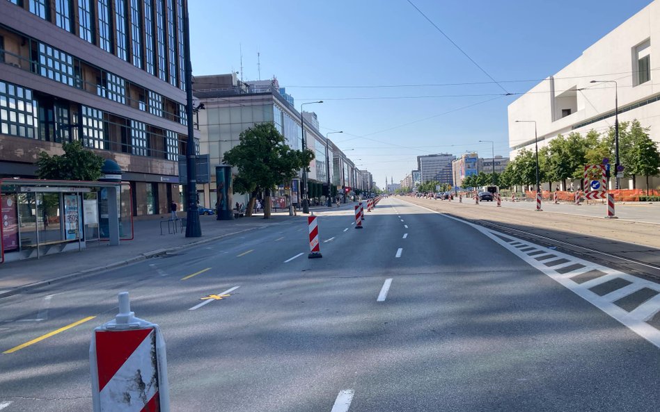 Zwężone pasy ruchu dla samochodów na Marszałkowskiej