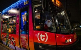 Tradycją jest, że wybrane pojazdy transportu publicznego na okres Świąt Bożego Narodzenia przybieraj