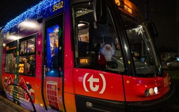 Tradycją jest, że wybrane pojazdy transportu publicznego na okres Świąt Bożego Narodzenia przybieraj