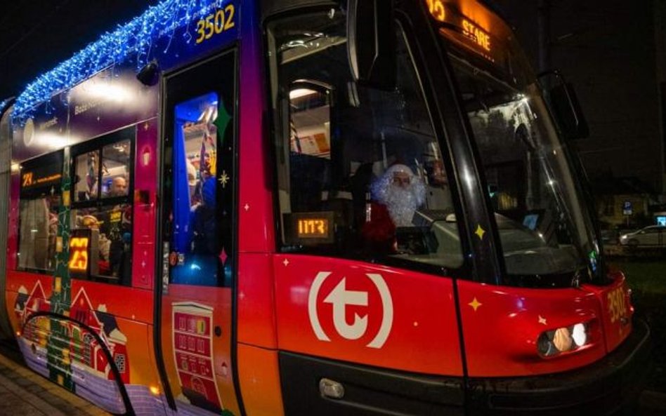 Tradycją jest, że wybrane pojazdy transportu publicznego na okres Świąt Bożego Narodzenia przybieraj