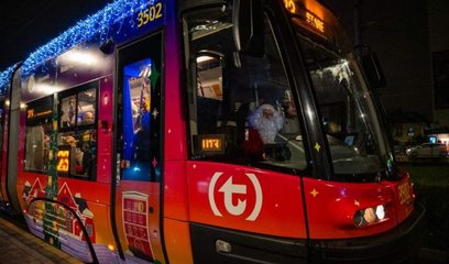 Tradycją jest, że wybrane pojazdy transportu publicznego na okres Świąt Bożego Narodzenia przybieraj