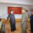 Przywódca Korei Północnej Kim Dzong-Un w towarzystwie wojskowych