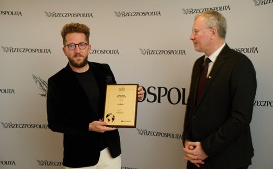 Kacper Kossowski – współzałożyciel i członka zarządu EcoBean odbiera nagrodę w kategorii Start-U