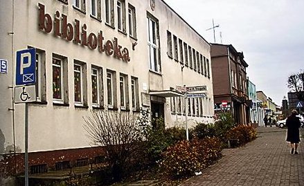 Człuchowska placówka imponuje rozmachem w działaniu, ale straszy elewacją. Bibliotekarze liczą, że s