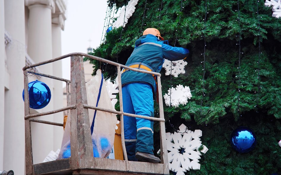 Świąteczne wydatki mogą stanowić ważny element budowania pozytywnych relacji w firmie i wpływać na j