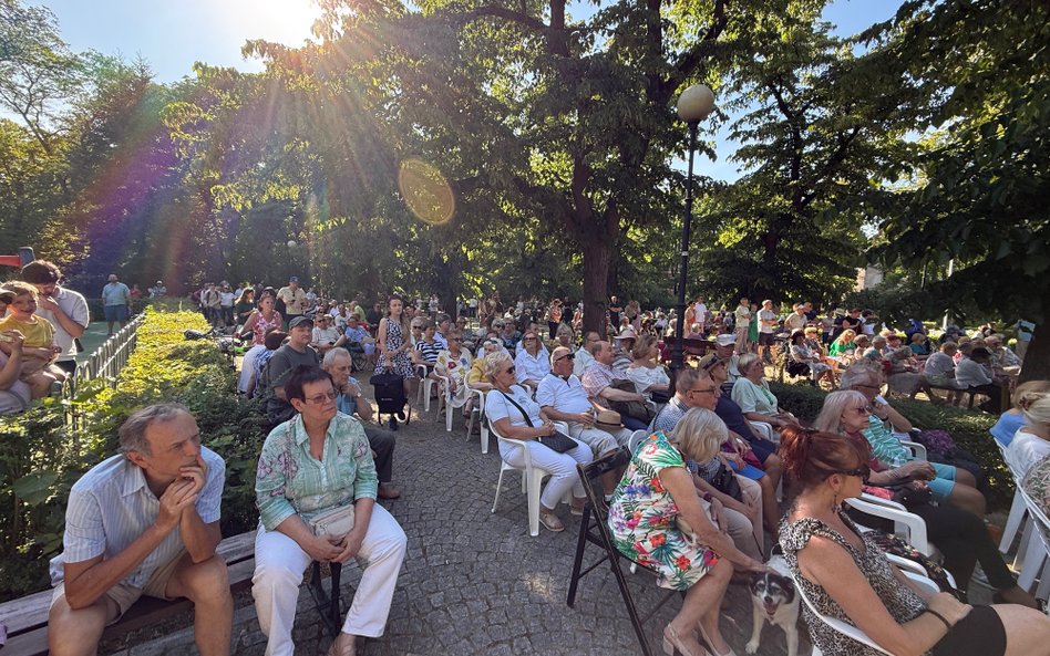 Część osób siadło na wcześniej przygotowanych krzesłach