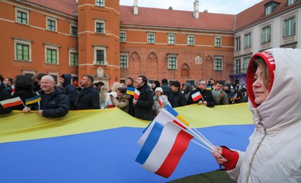 Polacy i Ukraińcy na Placu Zamkowym w czasie wizyty Zełenskiego