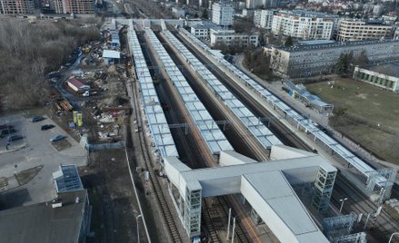 Na peronach 3 i 4 pasażerowie mogą już korzystać ze schodów ruchomych, wind oraz nowych wiat chronią