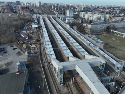 Na peronach 3 i 4 pasażerowie mogą już korzystać ze schodów ruchomych, wind oraz nowych wiat chronią