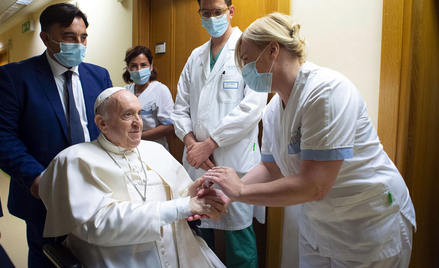 Papież Franciszek dłużej zostanie w szpitalu