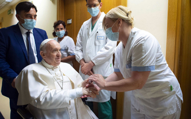 Papież Franciszek dłużej zostanie w szpitalu
