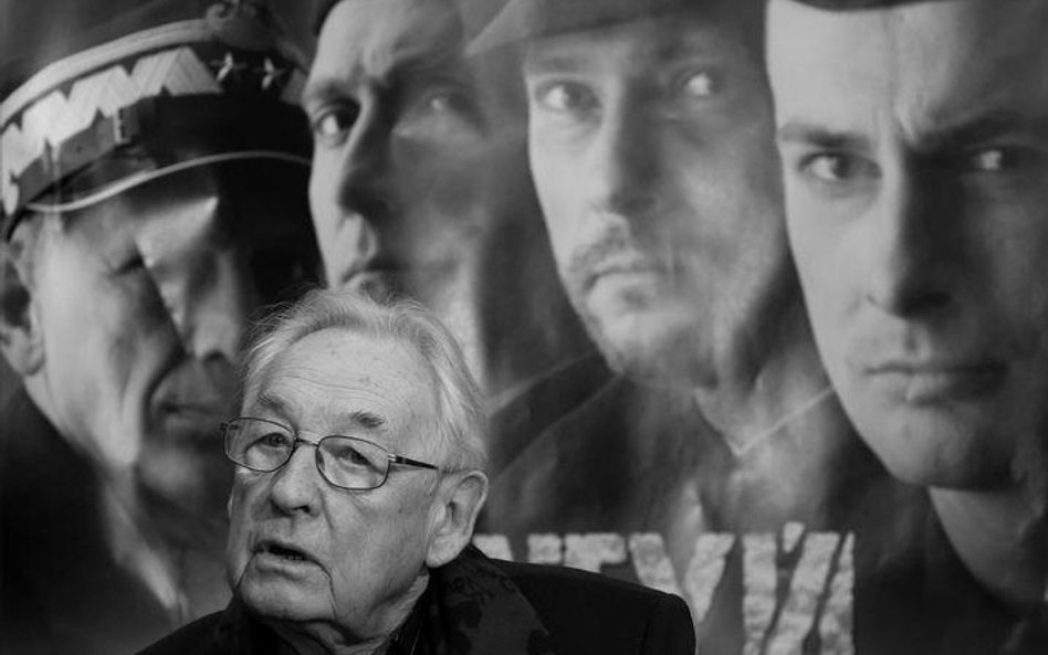 Andrzej Wajda na tle filmowego afisza